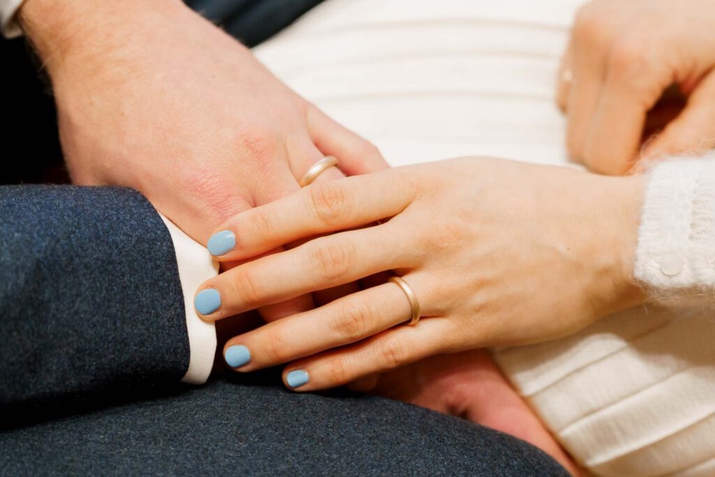 haende brautpaar mit ringen hochzeit