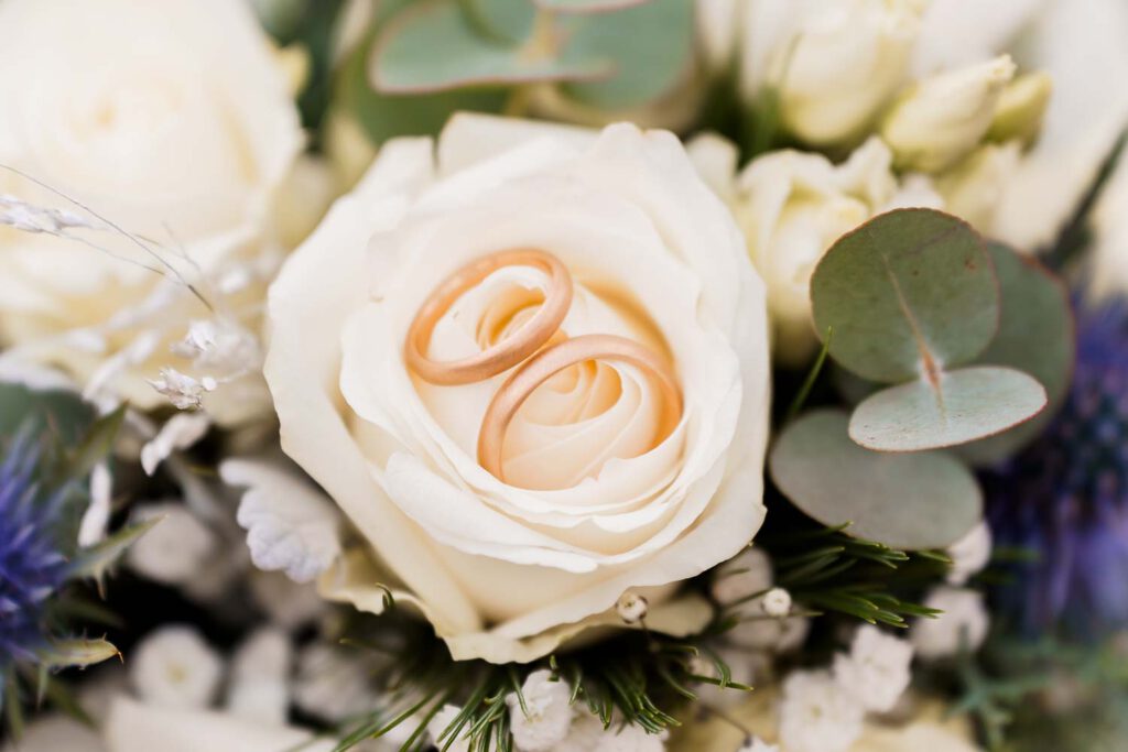 eheringe hochzeit weisse rose