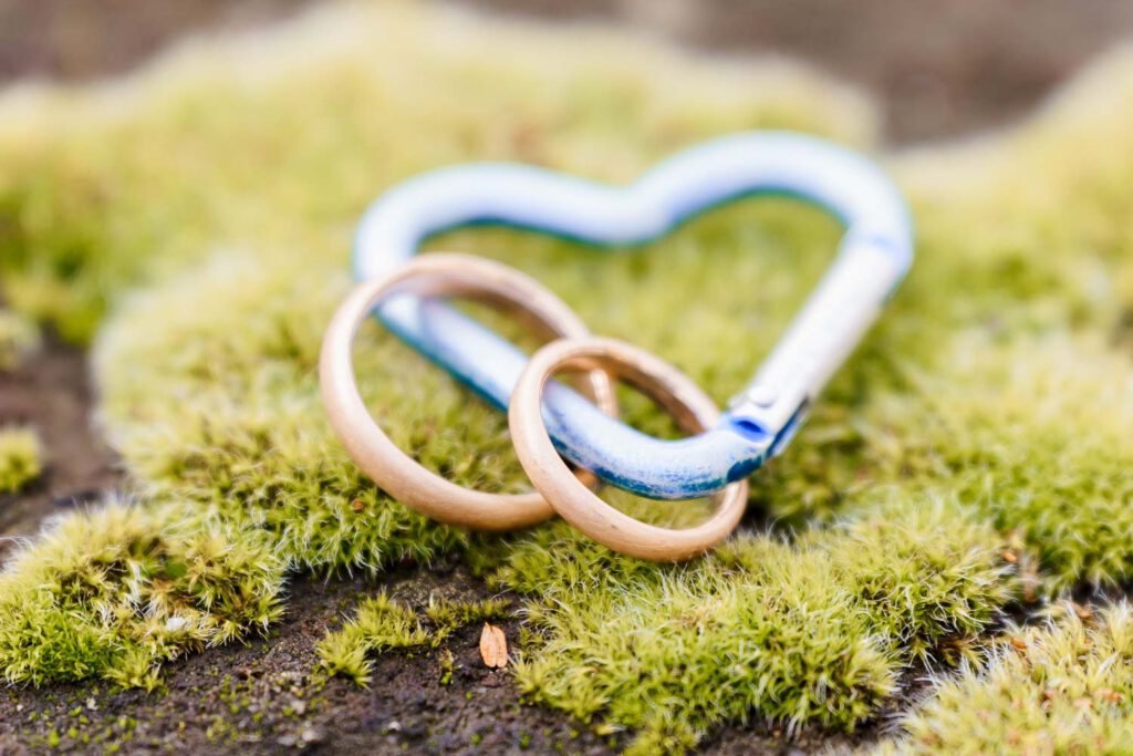 eheringe an karabiner hochzeit