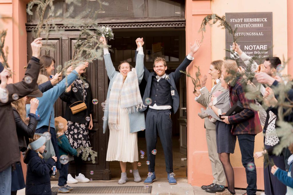 brautpaar auszug stadthaus hersbruck standesamtliche hochzeit