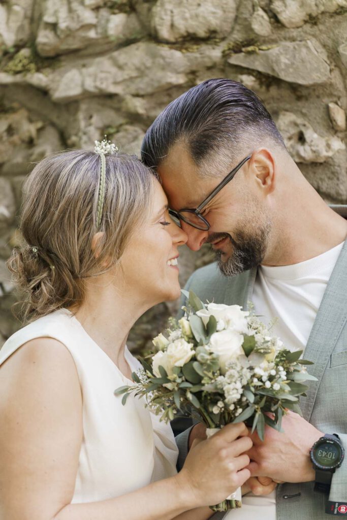 glueckliches brautpaar arzlohe