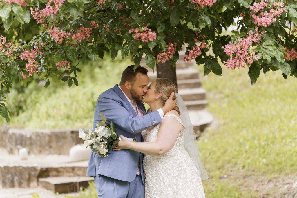 brautpaar kastanienbaum blueten