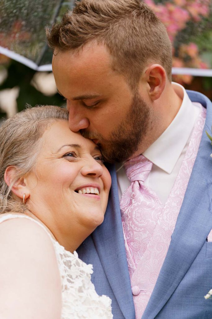 brautpaar kuss stirne