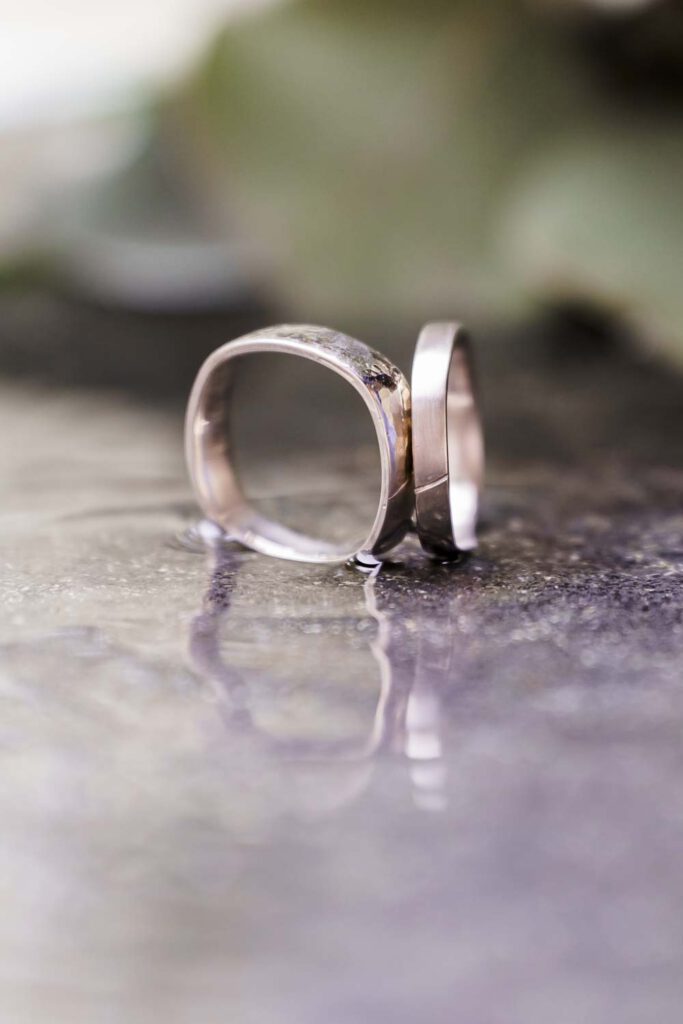 trauringe regen spiegelung