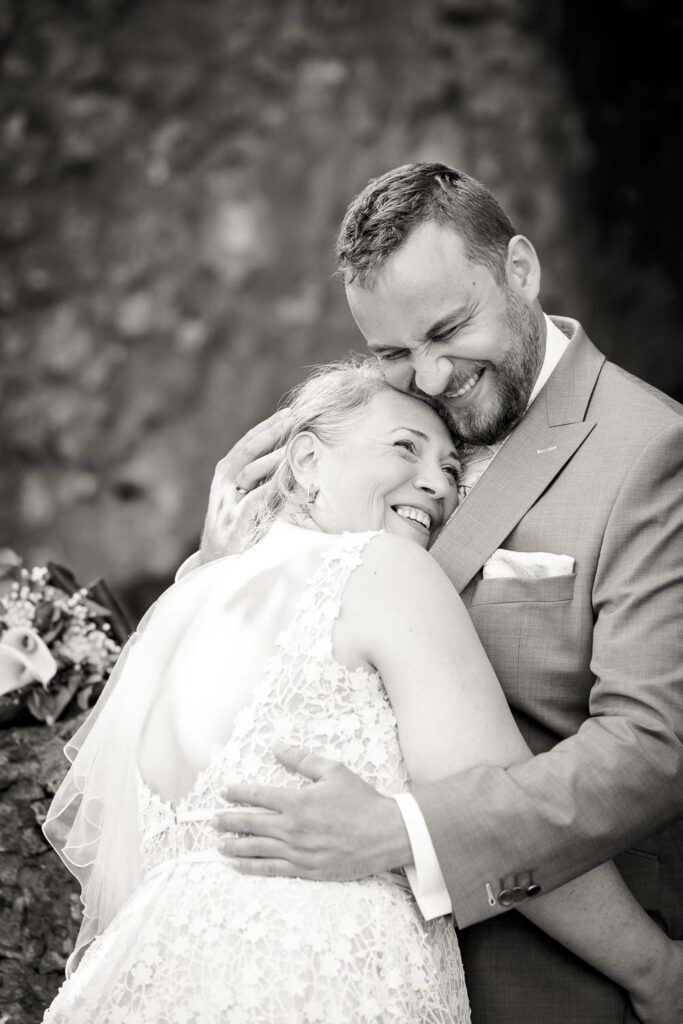 braut an schulter braeutigam