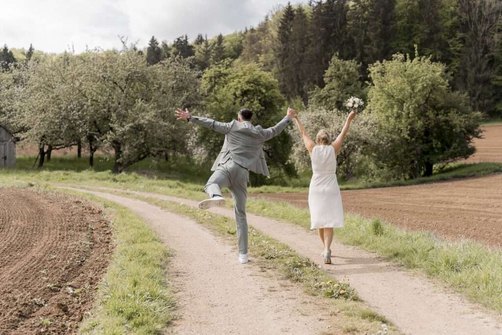 brautpaar springen weg