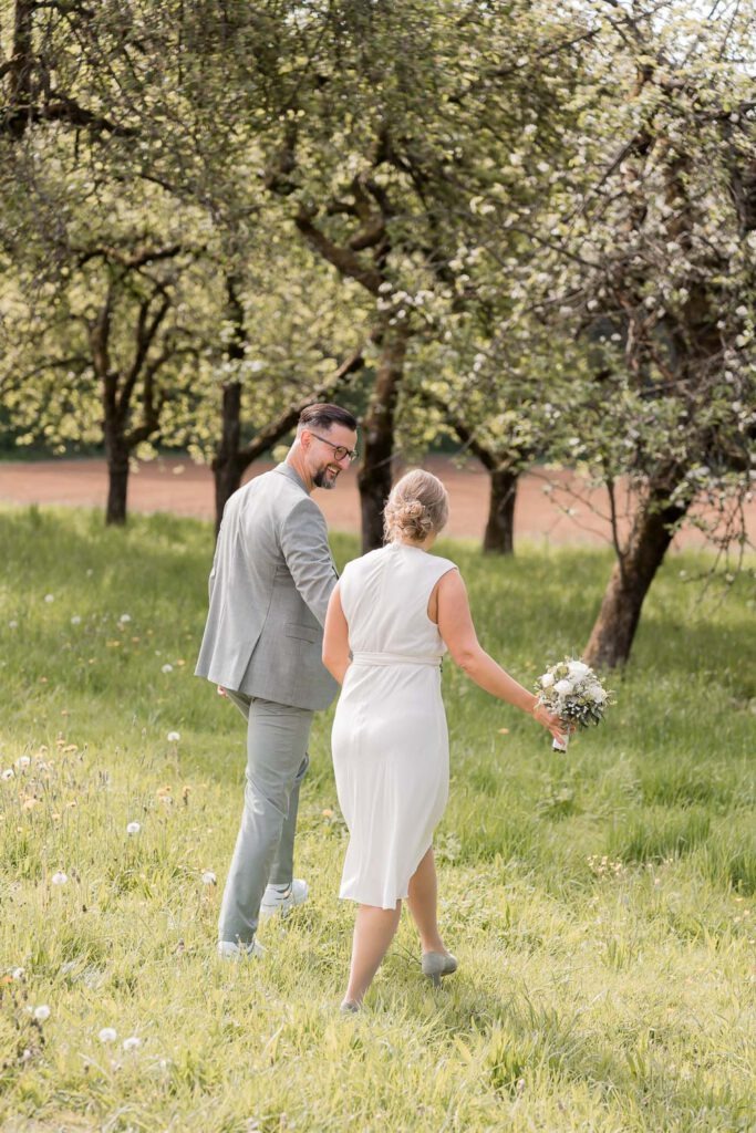 brautpaar obstwiese