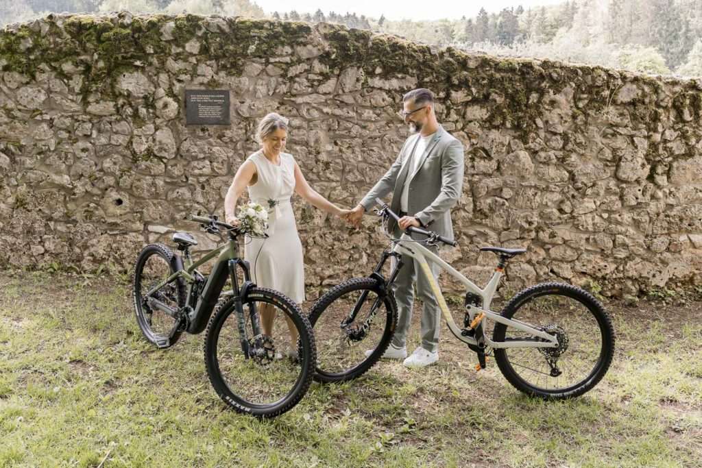 brautpaar fahrraeder kapelle