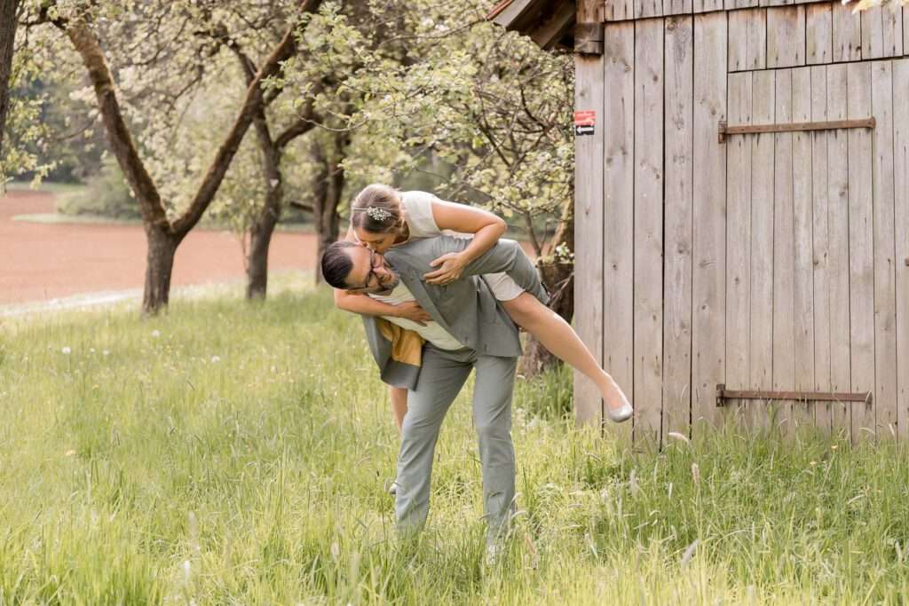 brautpaar huckepack wiese