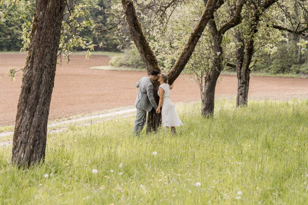 brautpaar shooting kuss baeume