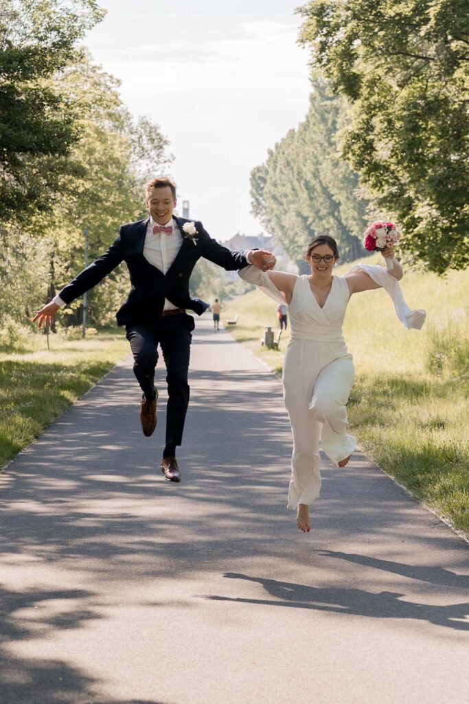 brautpaar springt