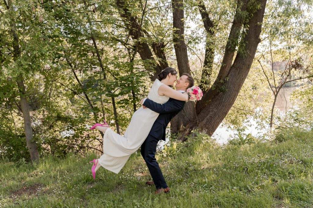 brautigam hebt braut shooting