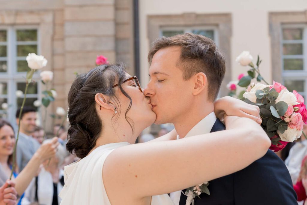 brautpaar kuss rosen