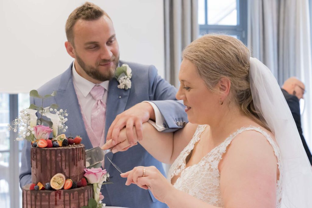 hochzeitstorte anschneiden