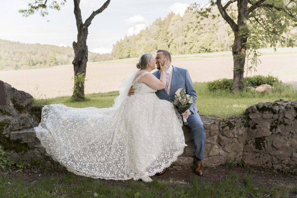 brautpaar kuss mauer