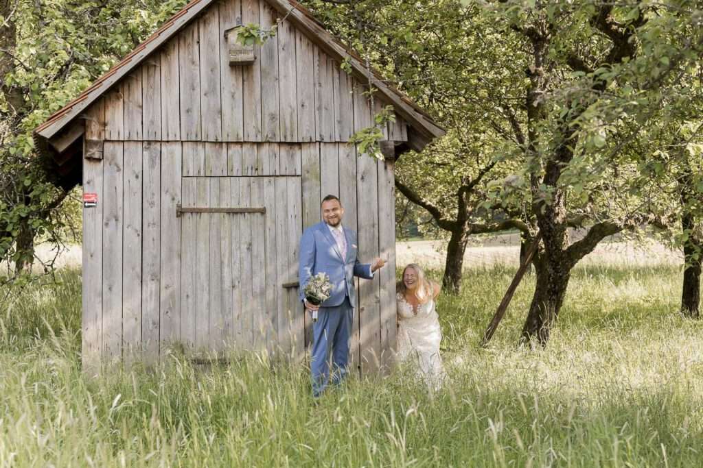brautpaar obstwiese lustig