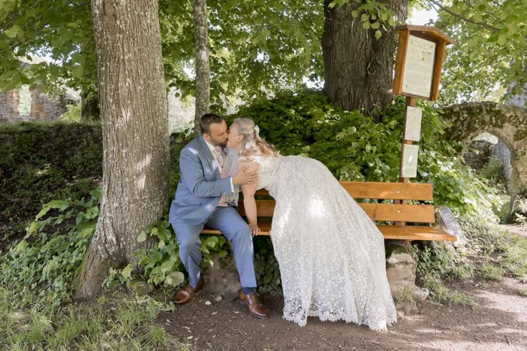 brautpaar kuss gartenbank