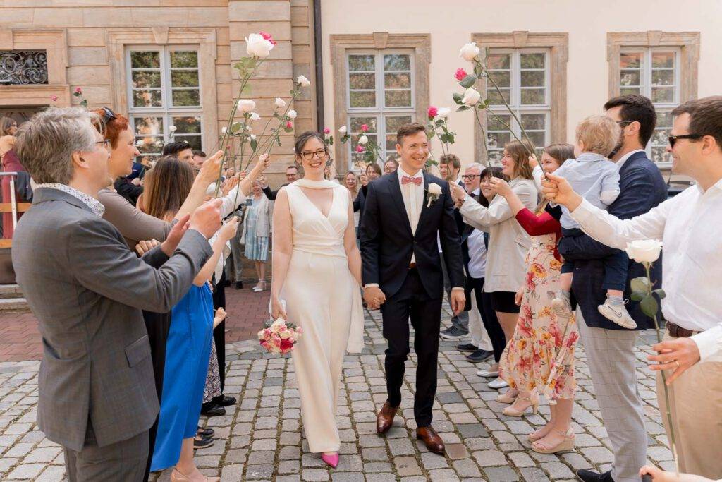 hochzeitspaar bamberg spalier standesamt rosen