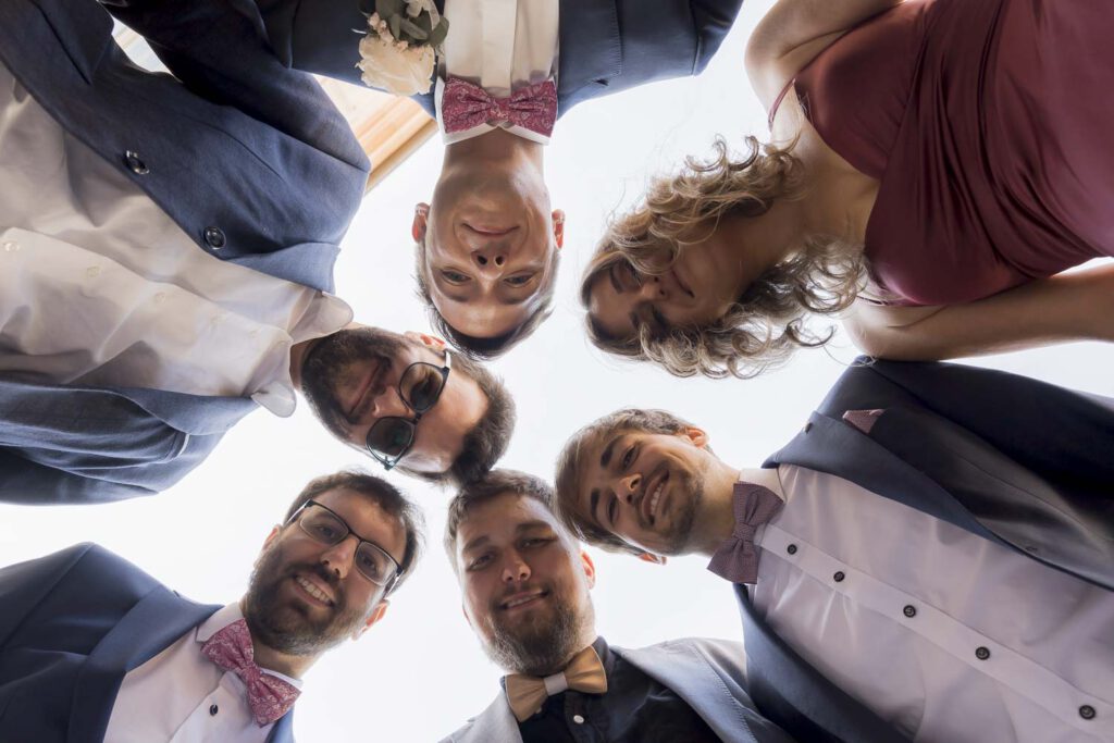 gruppenfoto von unten hochzeit