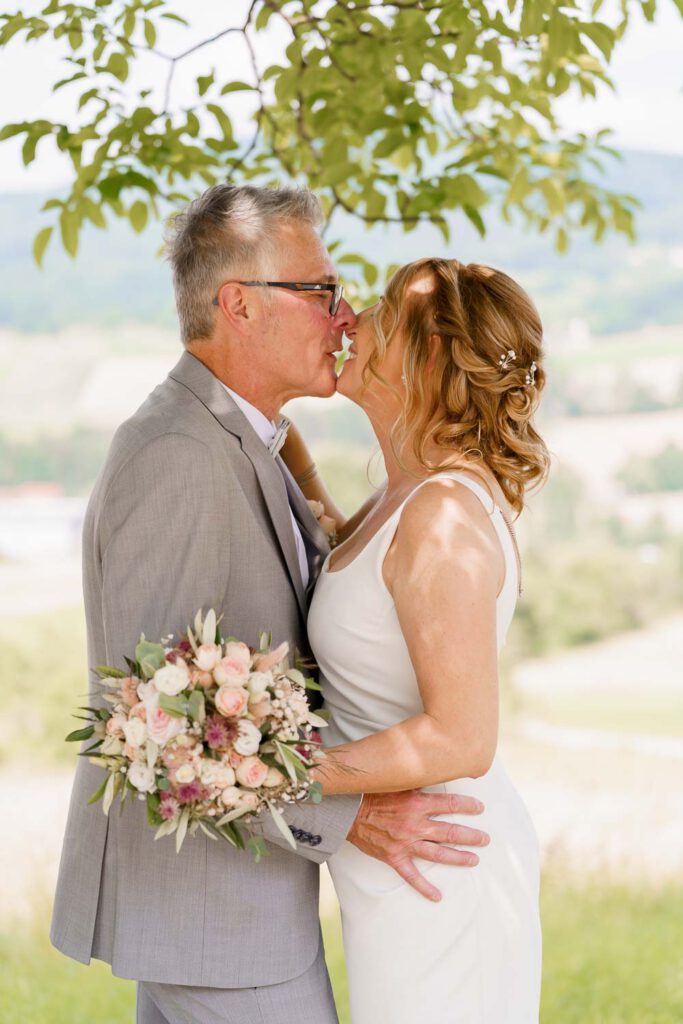 brautpaar kuss aussicht