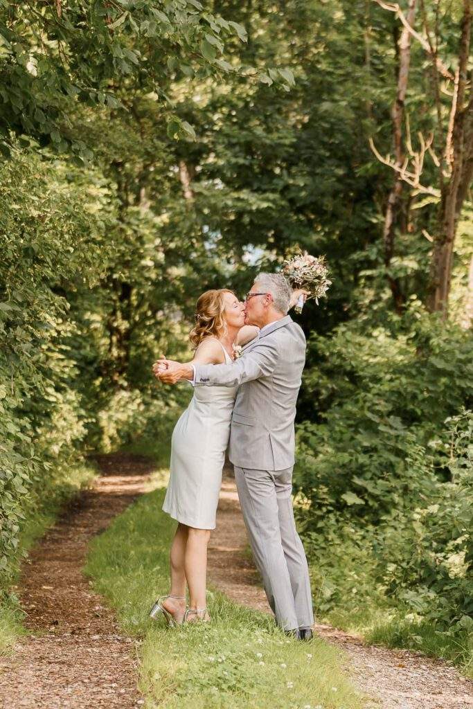 brautpaar kuss weg hersbruck