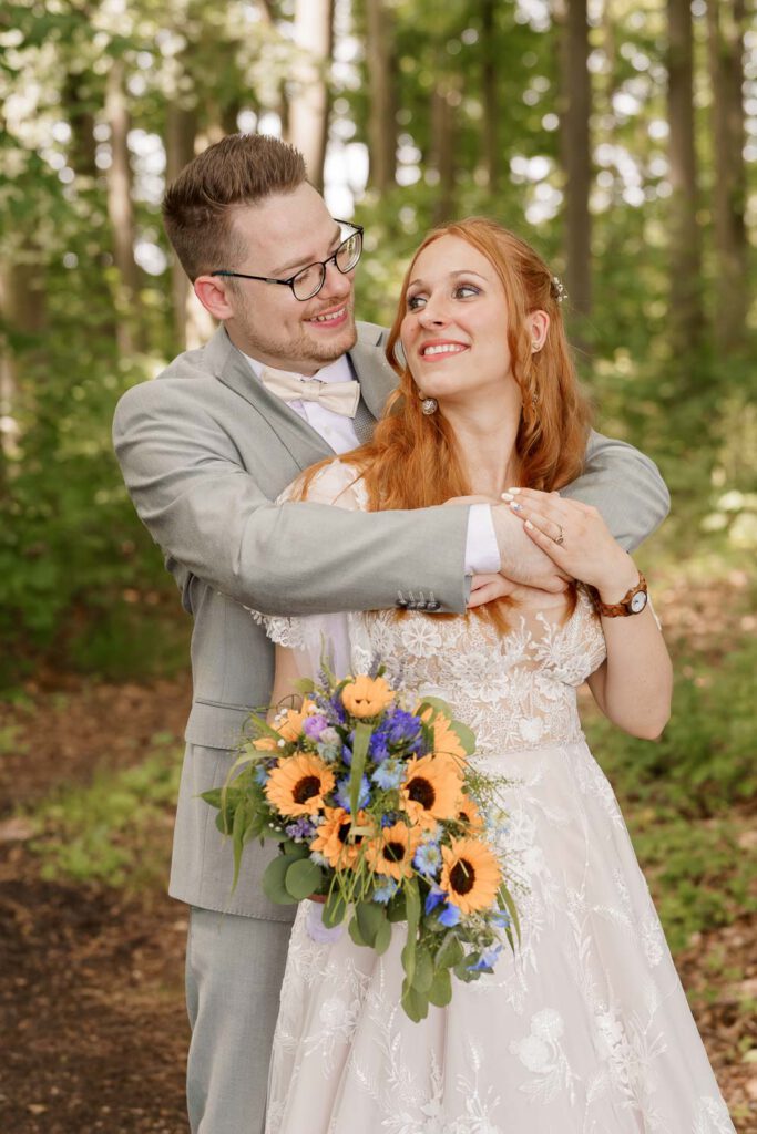 brautpaar umschlungen im wald