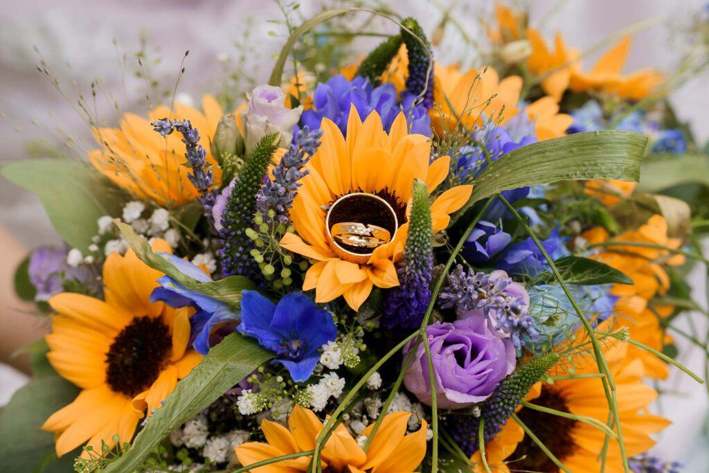 ringe in brautstrauss