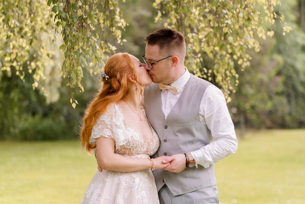 hochzeitspaar kuss golden hour kainsbacher muehle