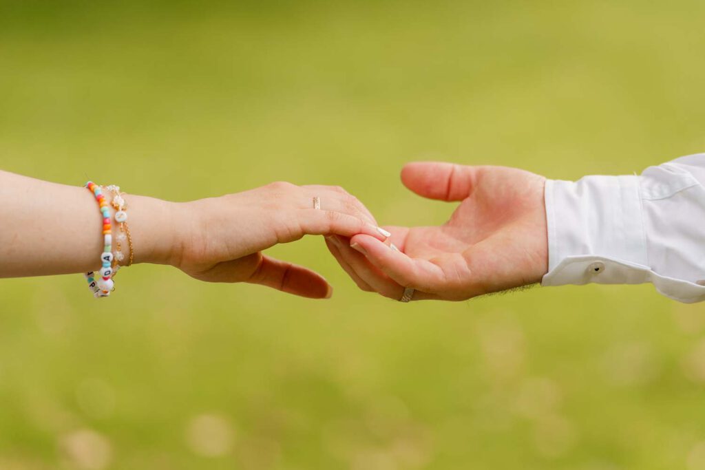 haende halten hochzeit