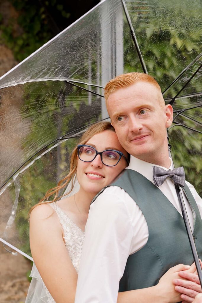 hochzeit brautpaar schirm regen