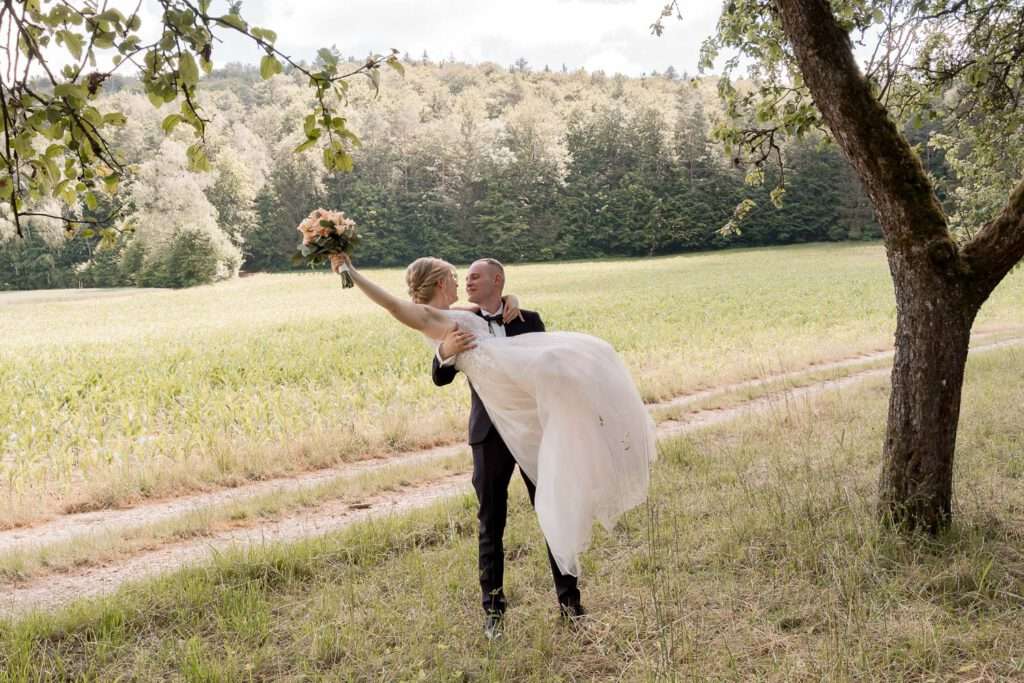 braeutigam traegt braut