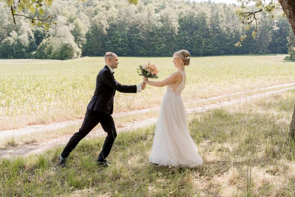 brautpaar antrag blumen