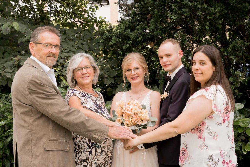 brautpaar gaeste gruppenfoto