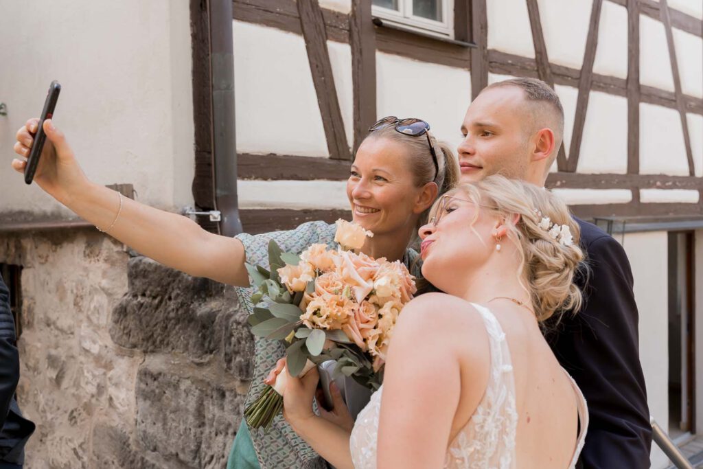 brautpaar gast handy