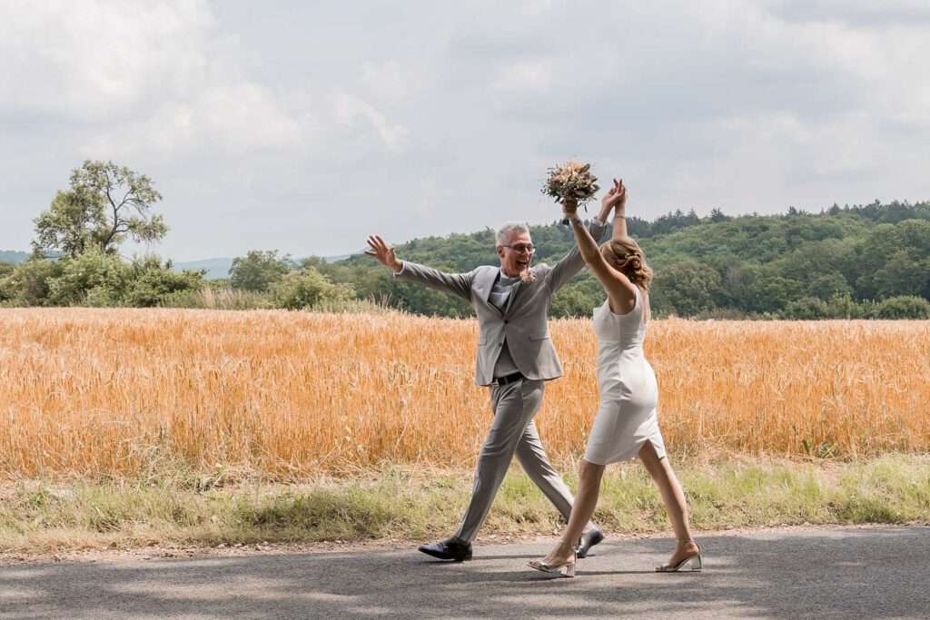 brautpaar freude strasse