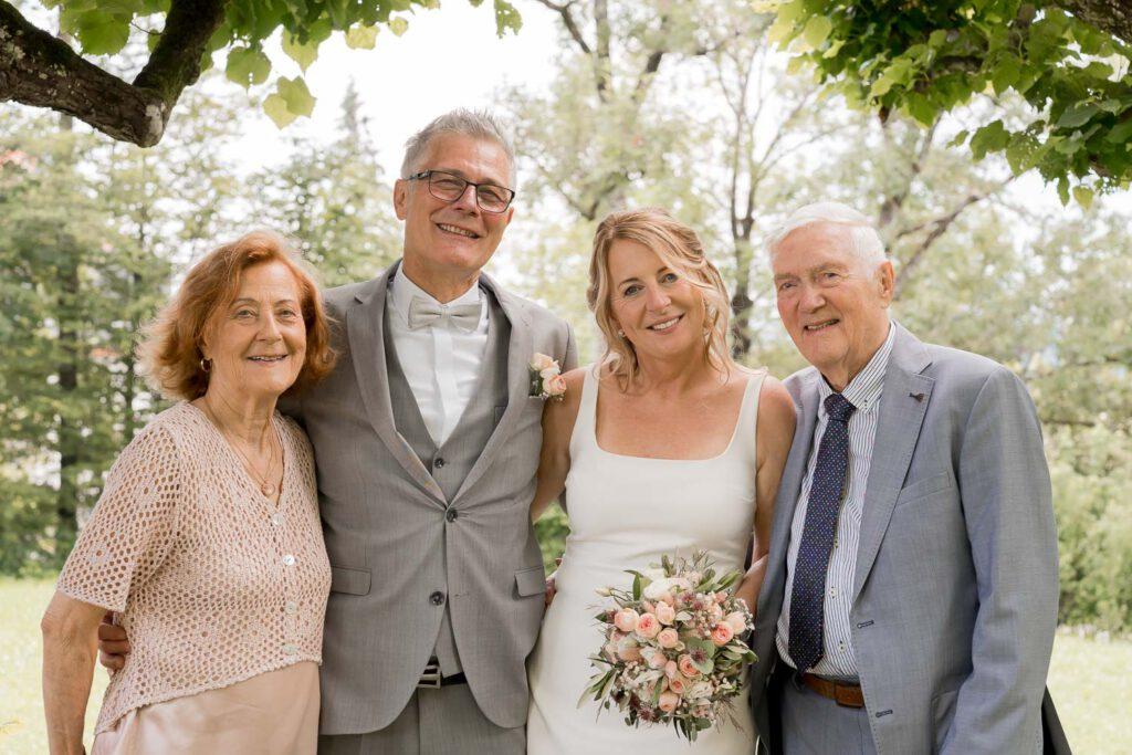 brautpaar mit eltern