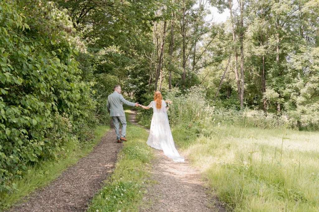 brautpaar weg gehen