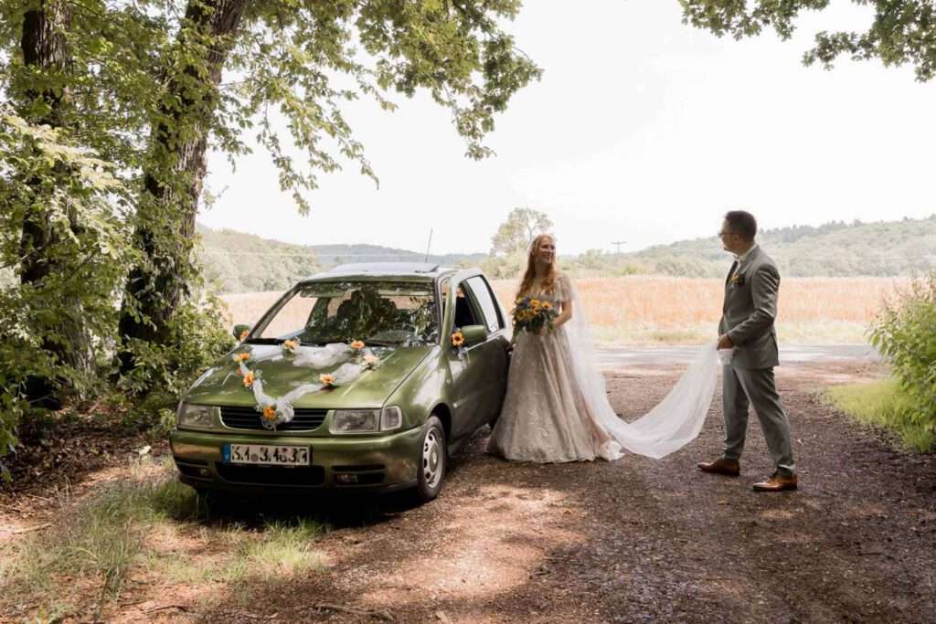 brautpaar hochzeitsauto