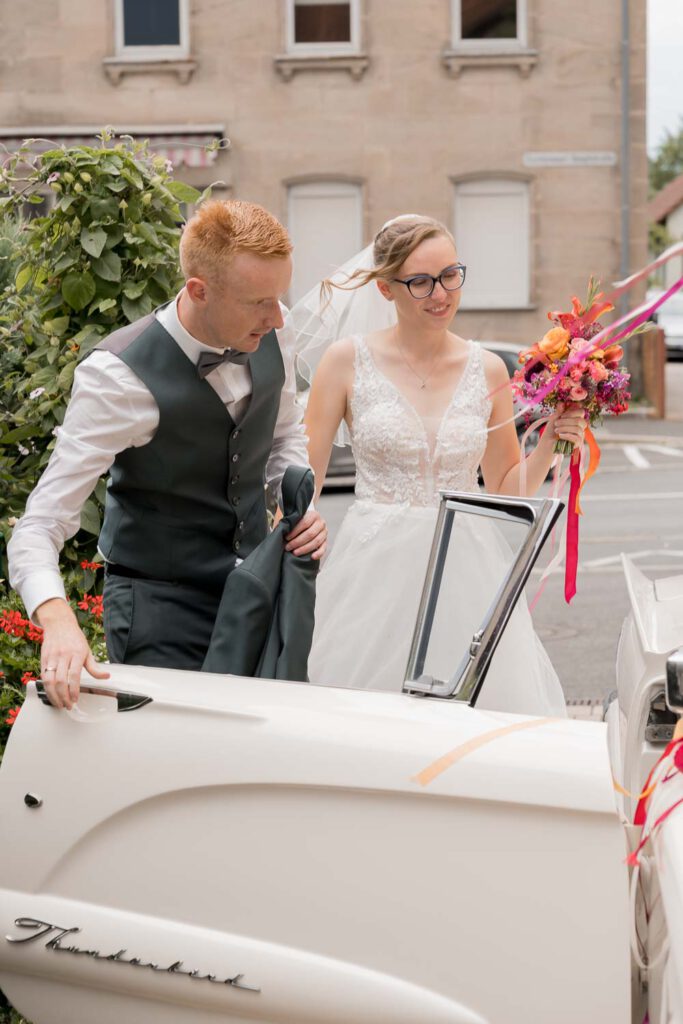 brautpaar hochzeitsauto