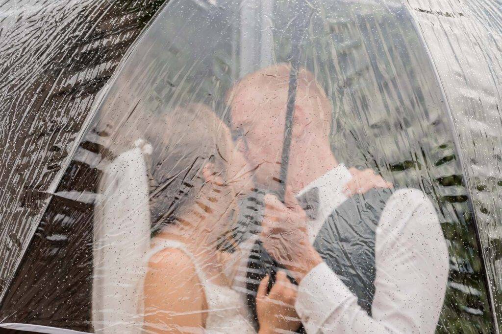 brautpaar regen regenschirm