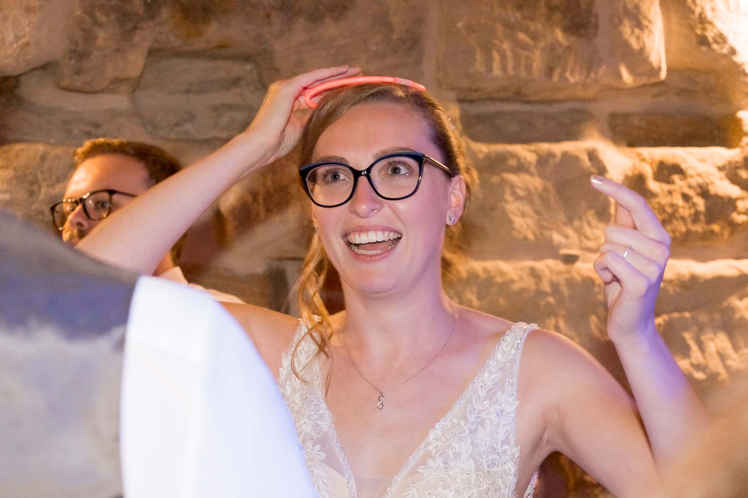 braut im feststodl kraemer in eschenau an hochzeit  – Hochzeitsfotograf Britta Henselmann