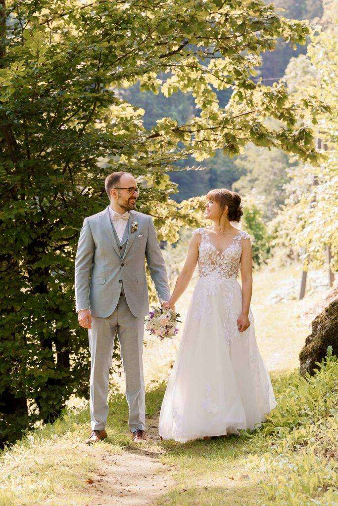 brautpaar weg baeume