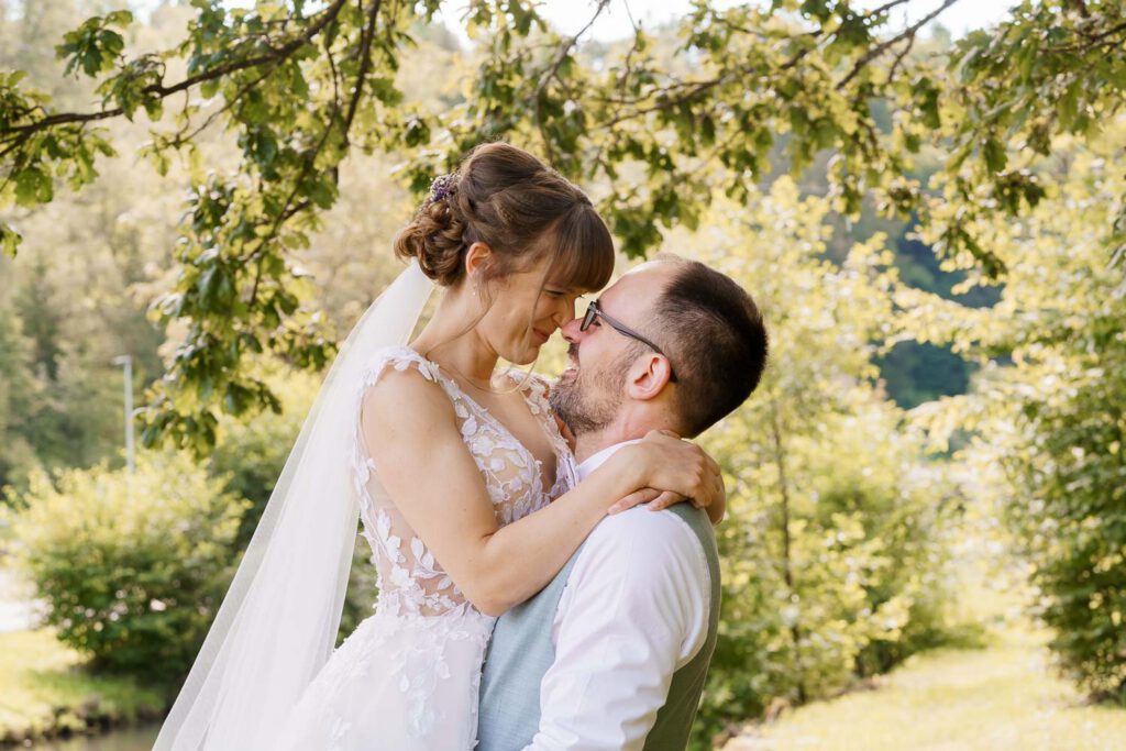 braut am arm von braeutigam shooting hochzeit