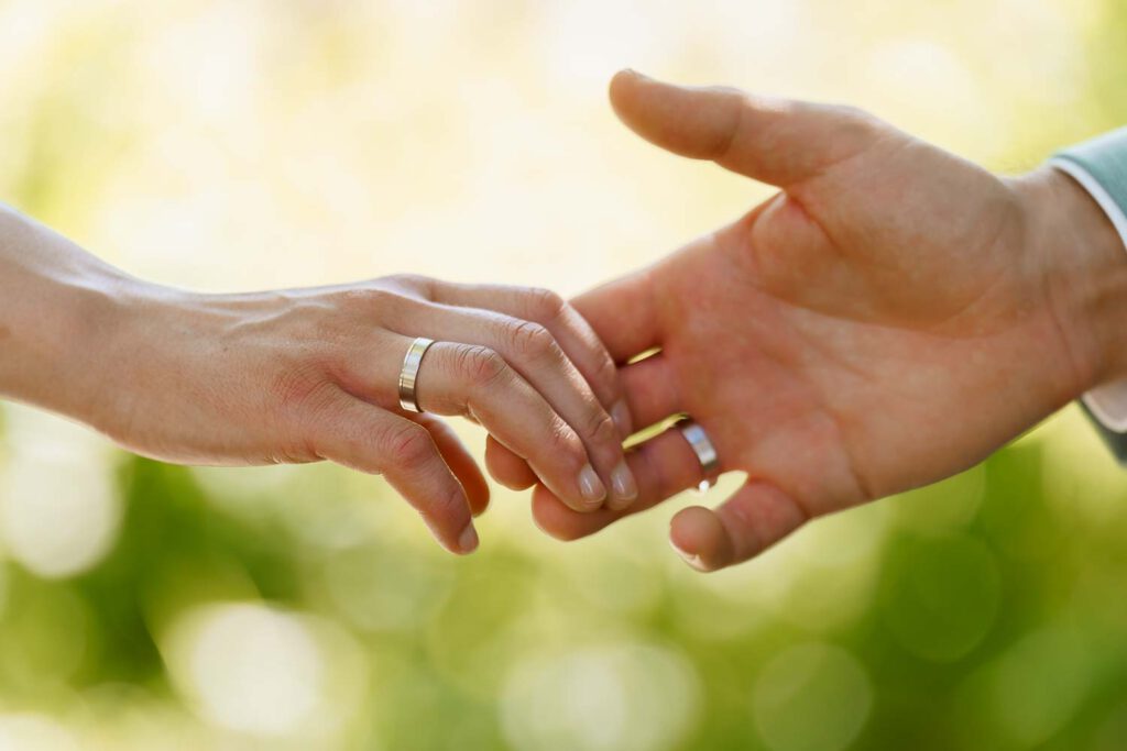 haende ringe brautpaar