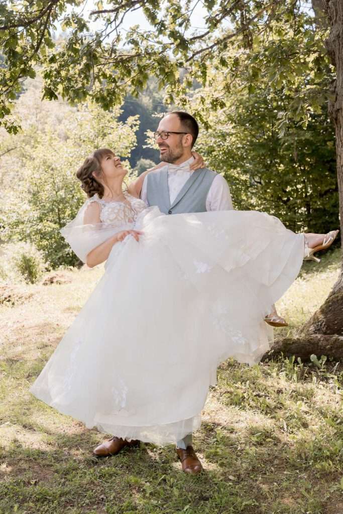 braeutigam traegt braut