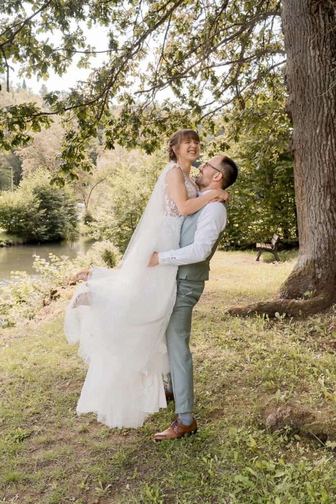 braeutigam traegt braut