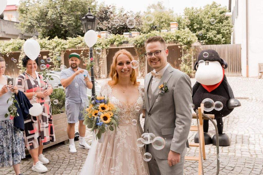 brautpaar kirche seifenblasen spalier