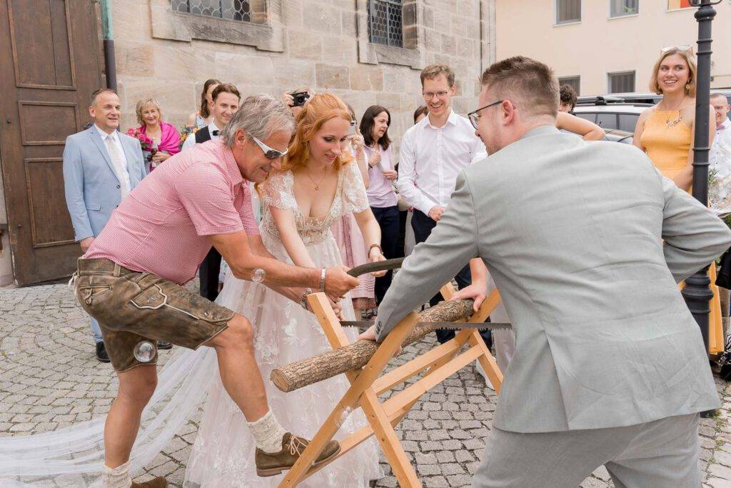 holz saegen hochzeit brautpaar