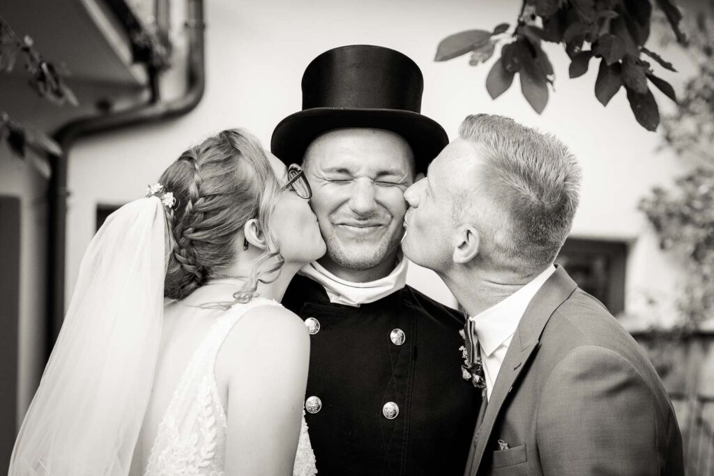 brautpaar schornsteinfeger kuss