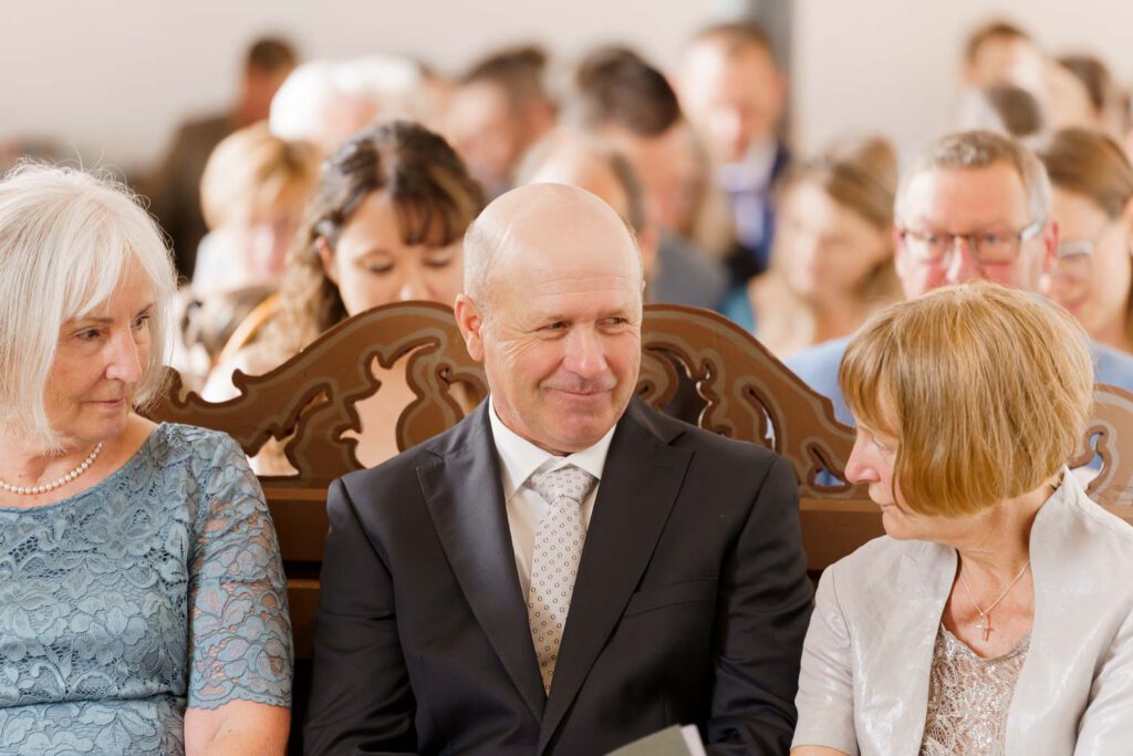 kirche hochzeit gaeste